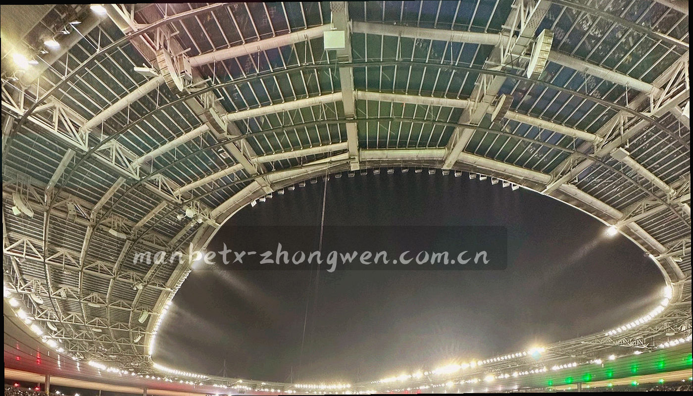 夜色球场局部线条与散落灯光光斑，覆盖一层浅色坐标网格
